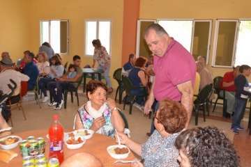 Un vecino echa un cable para la misa en Tecén (Foto Francisco J. Santana)